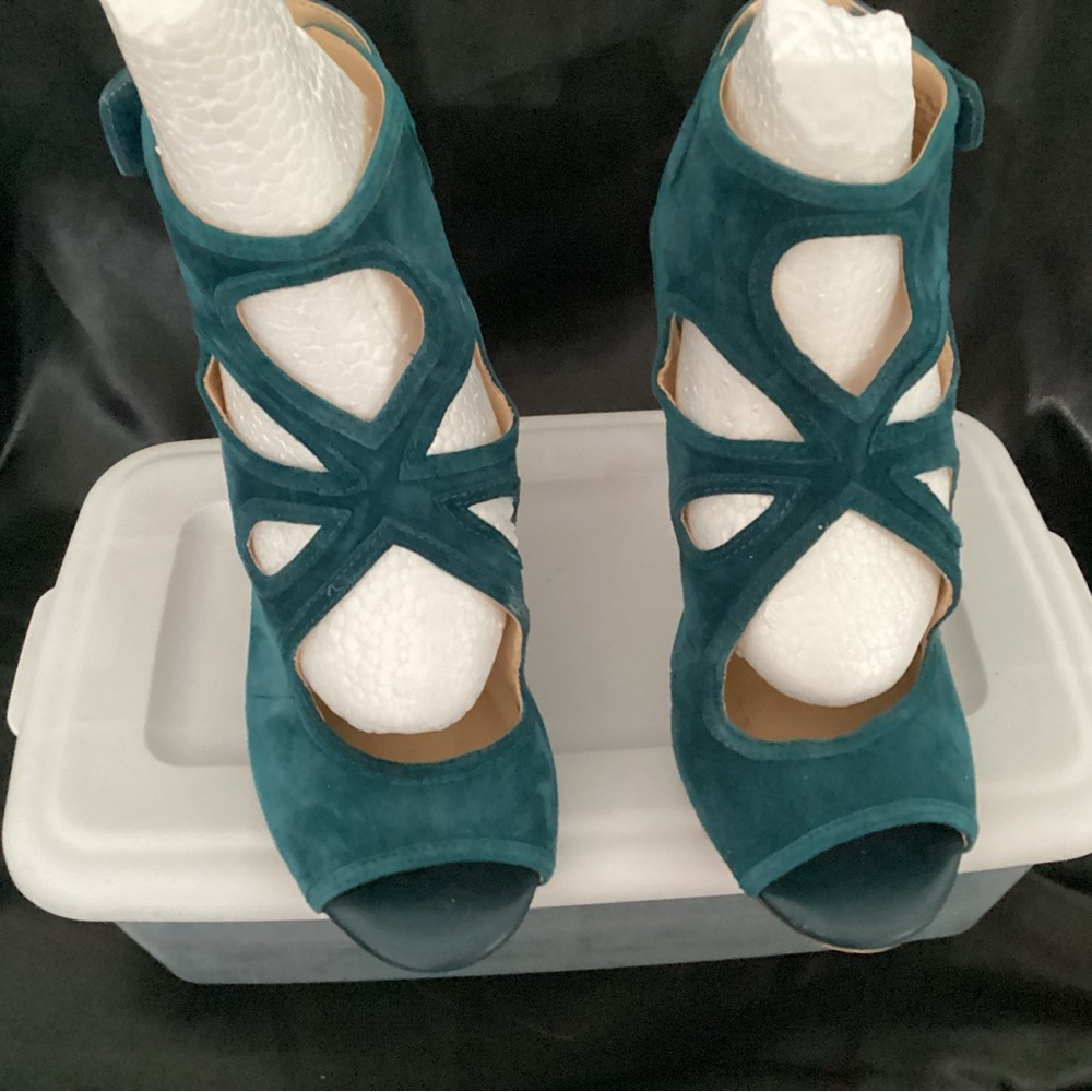 Women’s heels size 7.5 teal color